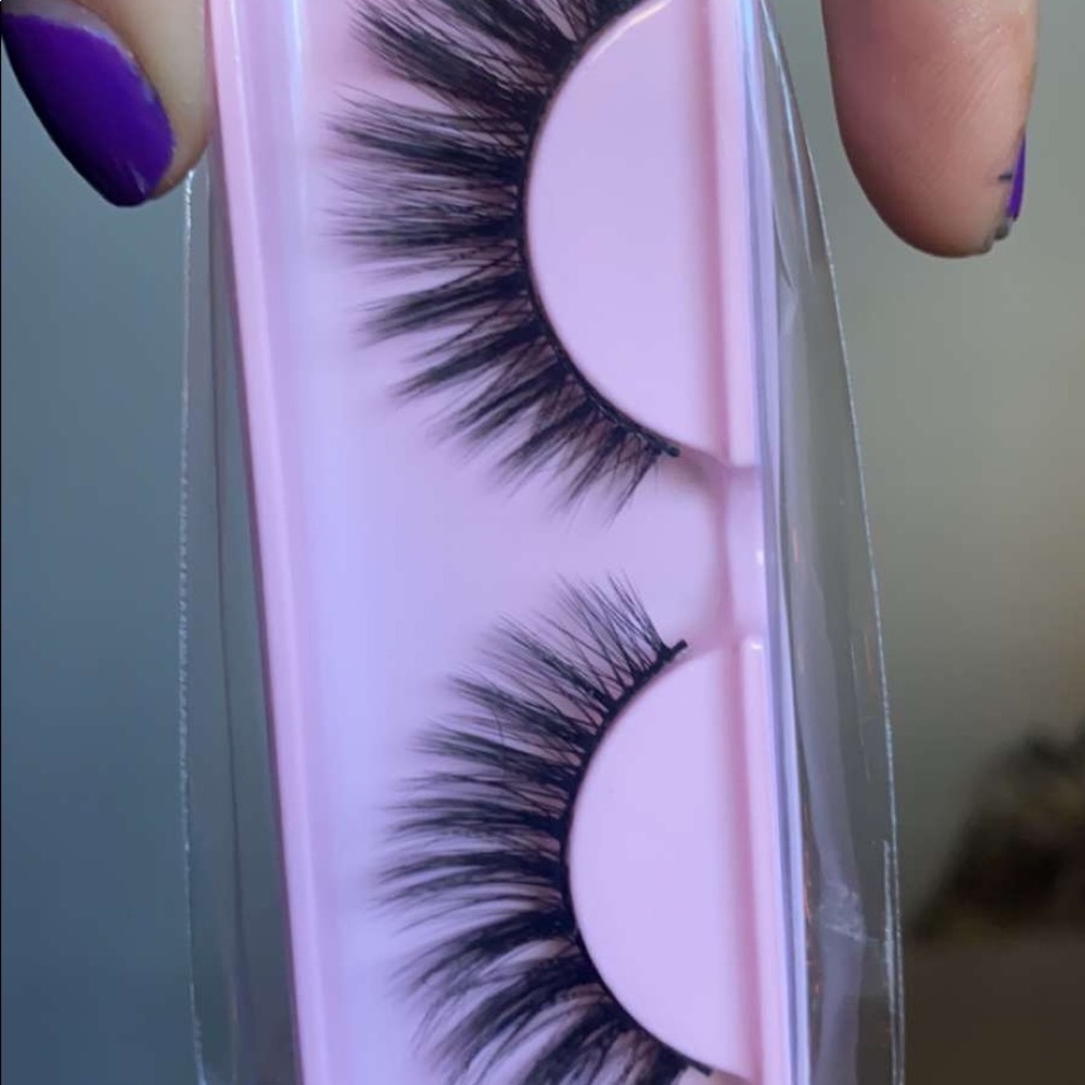 Lashes - Picture 6 of 8